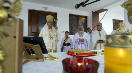 Liturghie arhierească la Mănăstirea „Adormirea Maicii Domnului” din Turnu Roșu